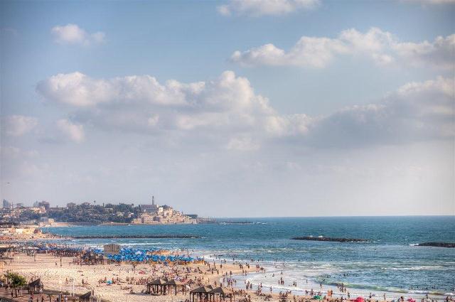 Strand i Tel Aviv. Foto: Dana Friedlander